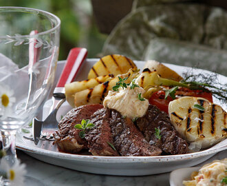 Entrecote med ramslökssmör och råstekt sparris