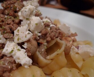 pasta med lamm, rött vin, champinjoner och fetaost