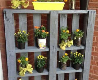 Wood Pallet Flower Display | Rustic garden decor, Rustic gardens, Diy outdoor furniture