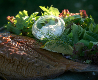 Sommarmat - rökt flundra med pepparrotskräm och egen bladsallad