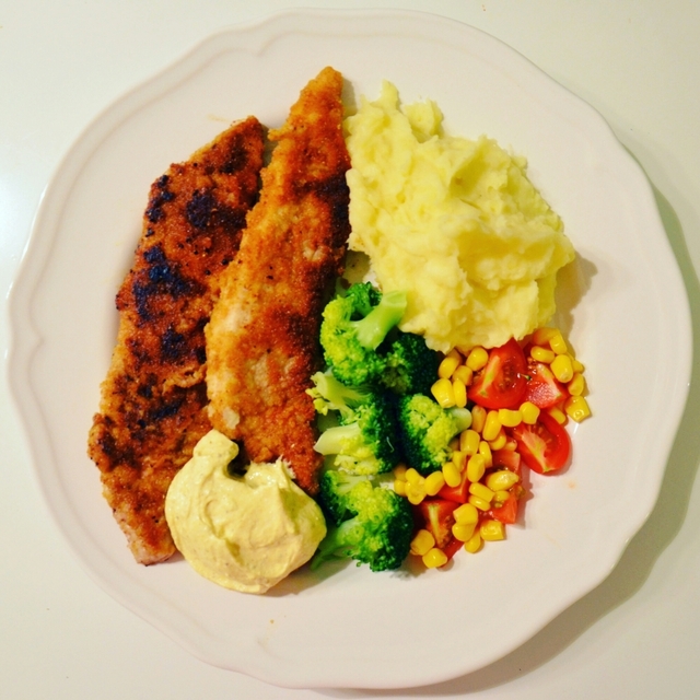 RECEPT: currypanerad skinkschnitzel med potatismos, currysås, broccoli, majs och tomat