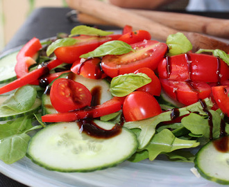 Sallad med serranoskinka och salami