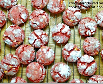 Krackelerade red velvet cookies med vit choklad
