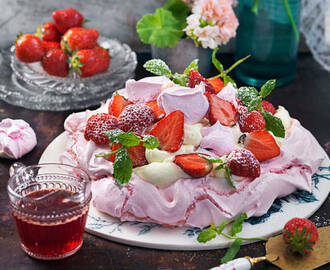 Rosa pavlova med grädde och jordgubbar