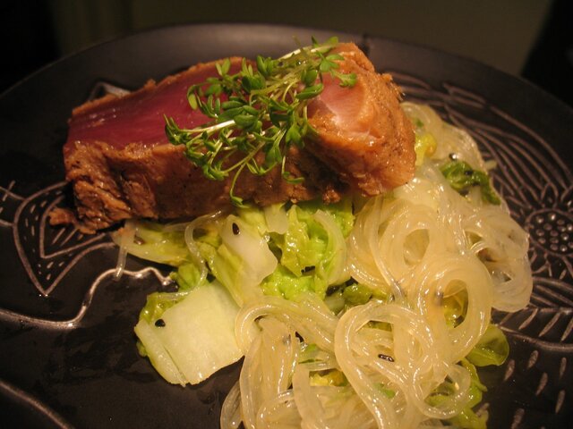 Meny med bl a halstrad tonfisk och jerkmarinerad kalvytterfilé