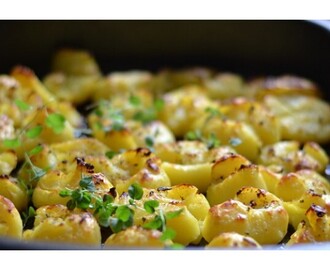 Smashed potatoes med vitlökssmör och oregano