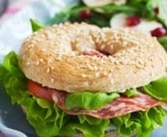 Bagel med ädelost och salami - 315 kcal