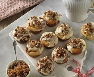 Kladdiga bullar med färskostfrosting och karamelliserade pekannötter