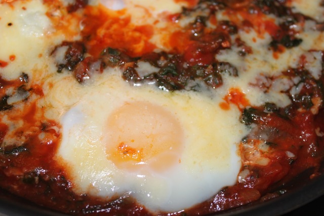 Ägg och spenat i het tomatsås