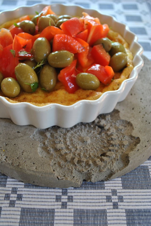Fritatta med paprika- och olivsallad