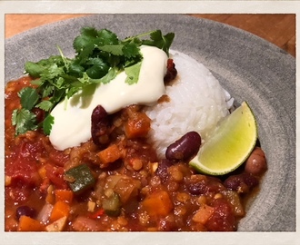 VEGETARISK CHILIGRYTA MED AUBERGINE & BÖNOR