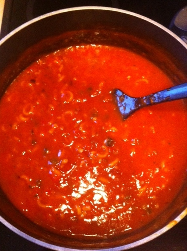 Himmelskt god tomatsoppa med pastaringar samt tortillatårta