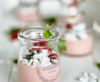 Red Currant Panna Cotta with Licorice Meringue (Röd Vinbärs Pannacotta med Lakritsmaränger)