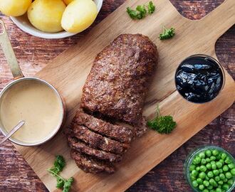 Köttfärslimpa med kokt potatis, ärter och gräddsås