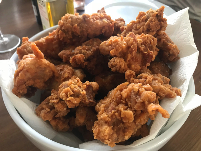 Friterad kyckling (KFC-style) med ranchdressing och asiatisk sötsyrlig sås