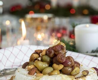 Varm brieost med ugnsbakade vindruvor, nötter och honung