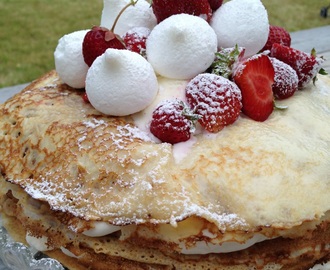 Pannkakstårta med jordgubbar och rabarberkompott