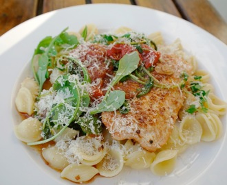 Pasta med lax och tomater i balsamvinäger