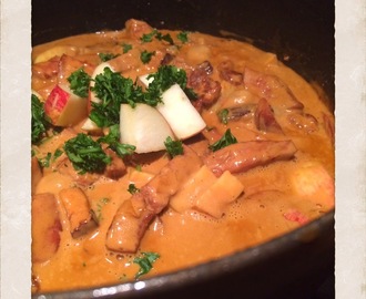 KORVSTROGANOFF MED HALLOUMI OCH ÄPPLE