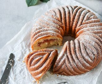 SOCKERKAKA MED KARDEMUMMA OCH RABARBERKOMPOTT