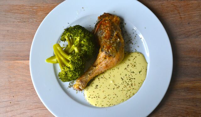 Krispiga kycklinglår med broccoli och vitlöksmajonäs