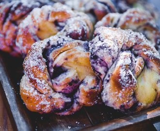 Lättbakade blåbärsbullar med vaniljkräm