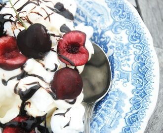 Hemlagad vaniljglass med ricotta, chokladganache, maränger och körsbär