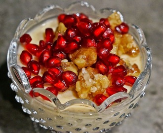 Kolapanancotta med kanderade valnötter och granatäpple