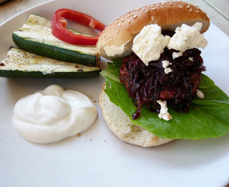 Lammfärsburgare med karamelliserad rödlök och chevre