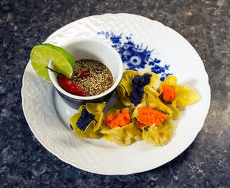 Taiwanesiska dumplings på tofu, räkor och fläsk med sesamsojadip