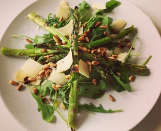 Grillad sparris med rucola och parmesan