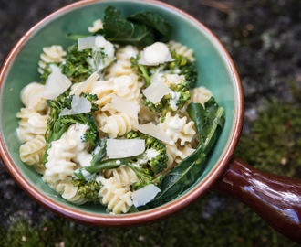 Broccoli med ostsås och pasta