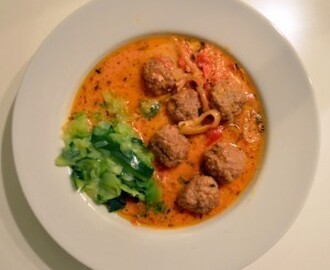 RECEPT: gräddig köttbullesås på klassiska köttbullar med örtkryddor