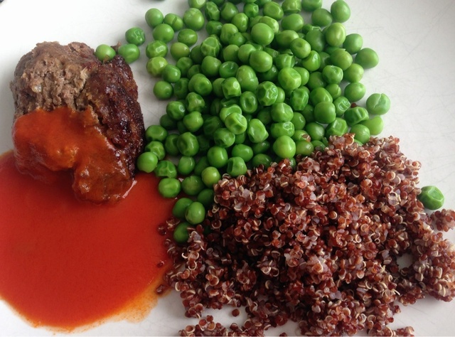 Middagstips: köttfärslimpa med röd quinoa, kokta ärtor och tomatsås