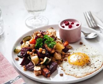 Höstpytt med lingonyoghurt och stekt ägg