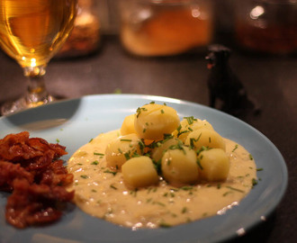 Stekt bacon med löksås