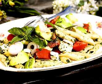 Pastasallad med fetaost och avokado