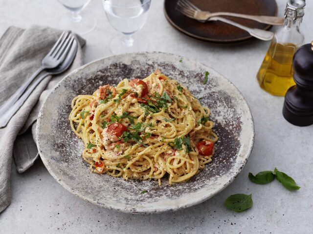 Spaghetti med ugnsbakad fetaost och tomater