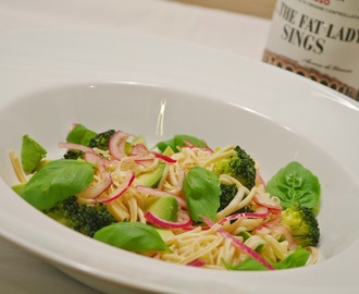 Pasta med avokado och marinerad rödlök