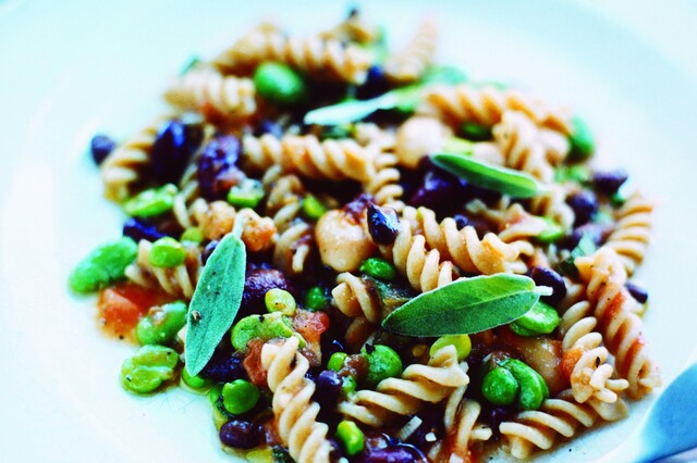 Fusilli Bucati med bönor och salvia