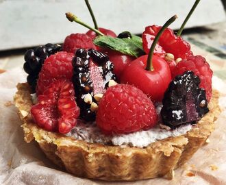 Glutenfri frukost-tartelette med chiapudding och färska bär