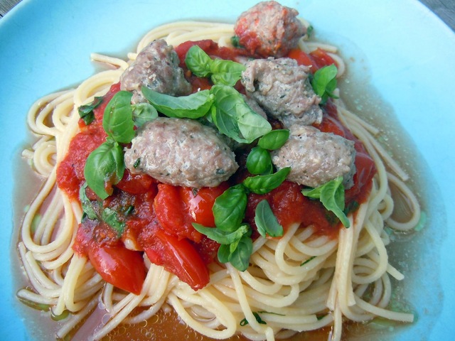 Snabblagade köttbullar med tomatsås och pasta