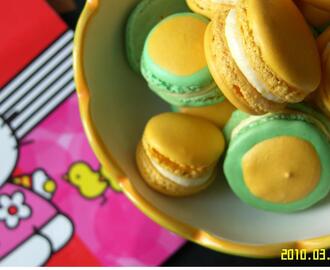 Lemon macarons in two tone….cute & sweet in one bite