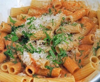 Pasta Penne och köttfärsås med smak av gorgonzola