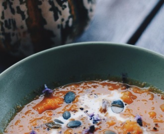 Soppa gjord på ugnsrostad butternutsquash, äpple och rödlök