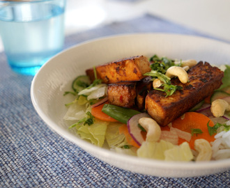 Asiatiskinspirerad sallad med stekt marinerad tofu