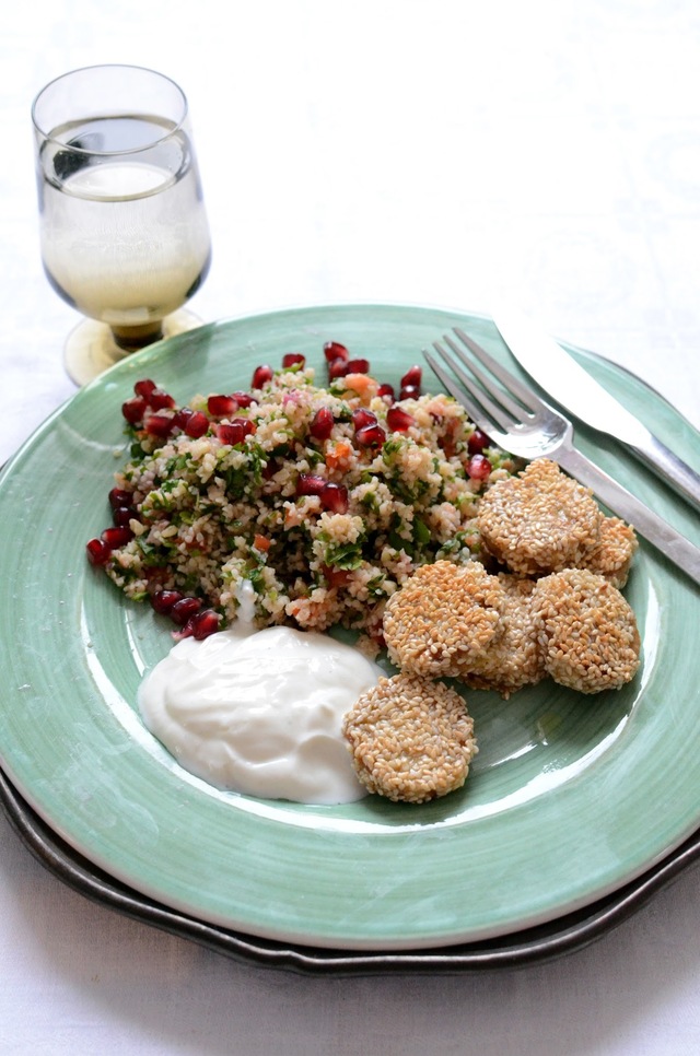 Sesampanerade Vegopuckar med Tabouleh