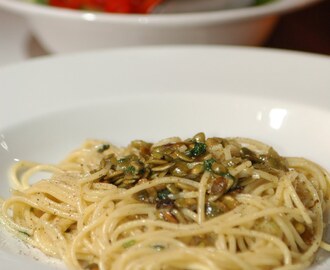 Spaghetti med riven Västerbottenost, pumpakärnor, vitlök och basilika