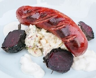 Kabanoss med syrad coleslaw, rödbetor och chèvrecreme