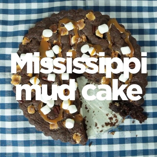 KIT Mat on Instagram: “Den här chokladstinna kakan har fått sitt namn efter Mississippiflodens mörka lera. Full av sega marshmallows och underbara pecannötter och…”